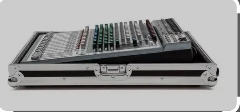 Mesa de Som Soundcraft Signature 12 com Case rigido