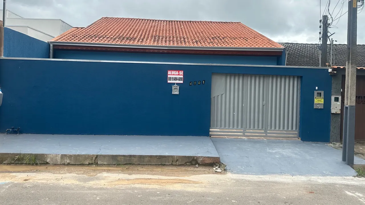 Aluga-SE Casa com 03 quartos sendo uma suíte, área gourmet completa.