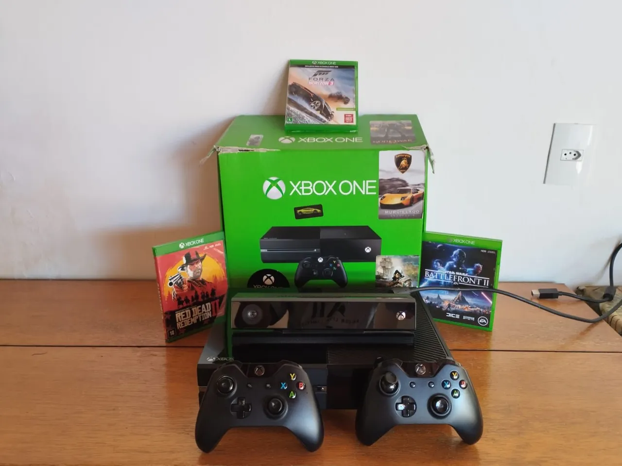 Xbox One com jogos e controles