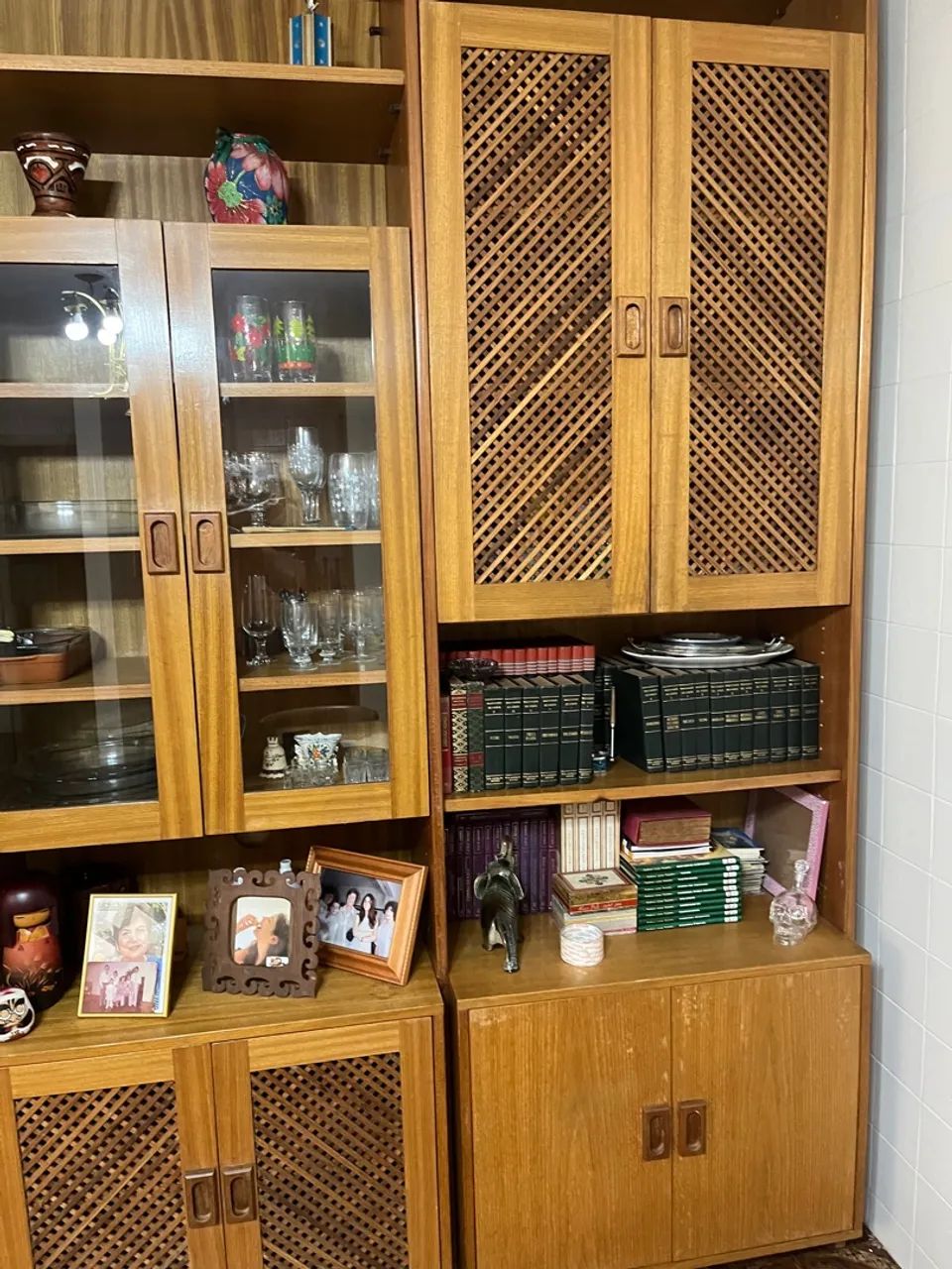 Conjunto de Armários de Madeira com Prateleiras e Vitrines - Foto 5