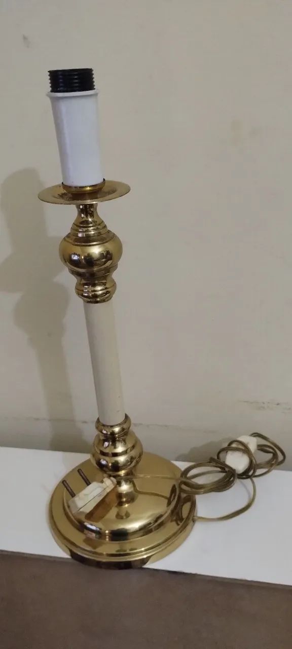 Luminária de Mesa Dourada.