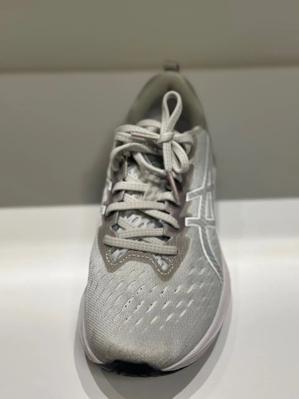 Tênis Asics Novablast 2 LE Feminino Cinza" - Foto 4