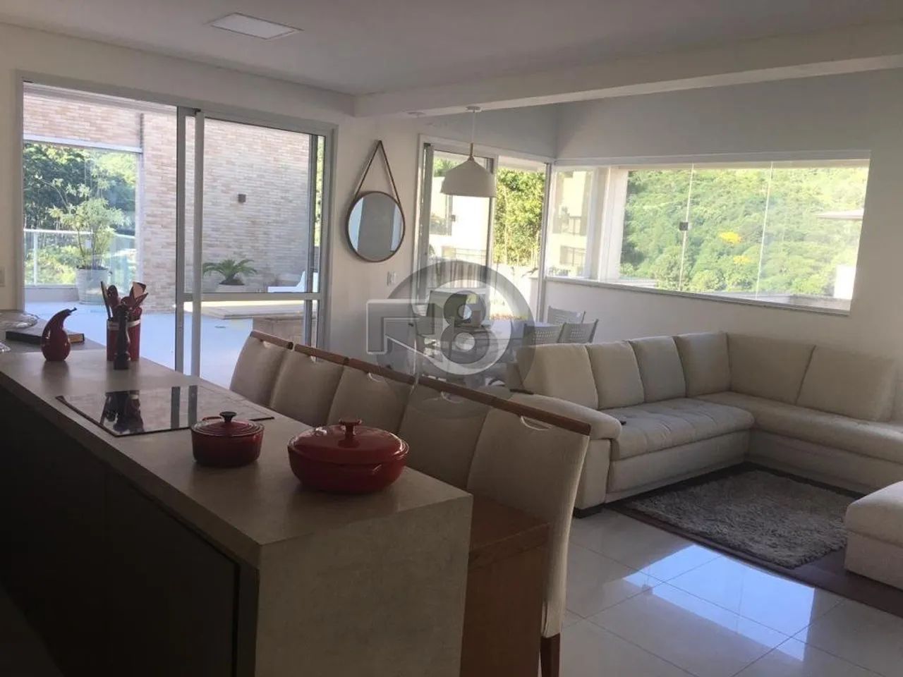 Ampla cobertura com vista para o verde
