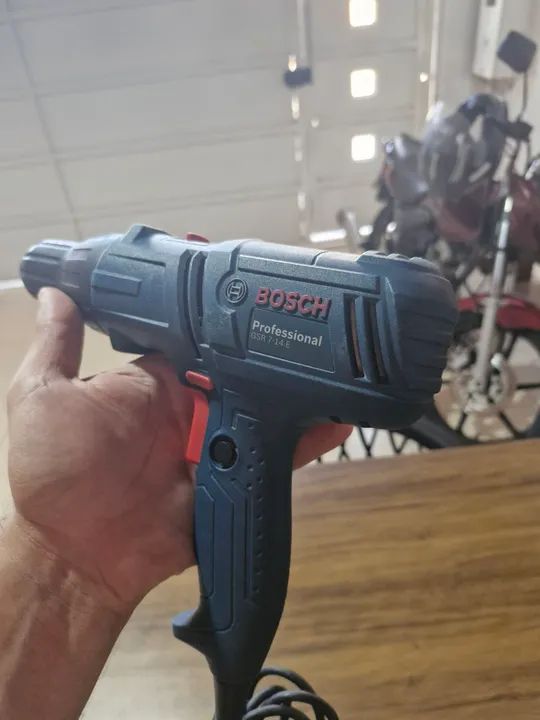 Furadeira/Parafusadeira Bosch profissional 10mm - 127V - Foto 2