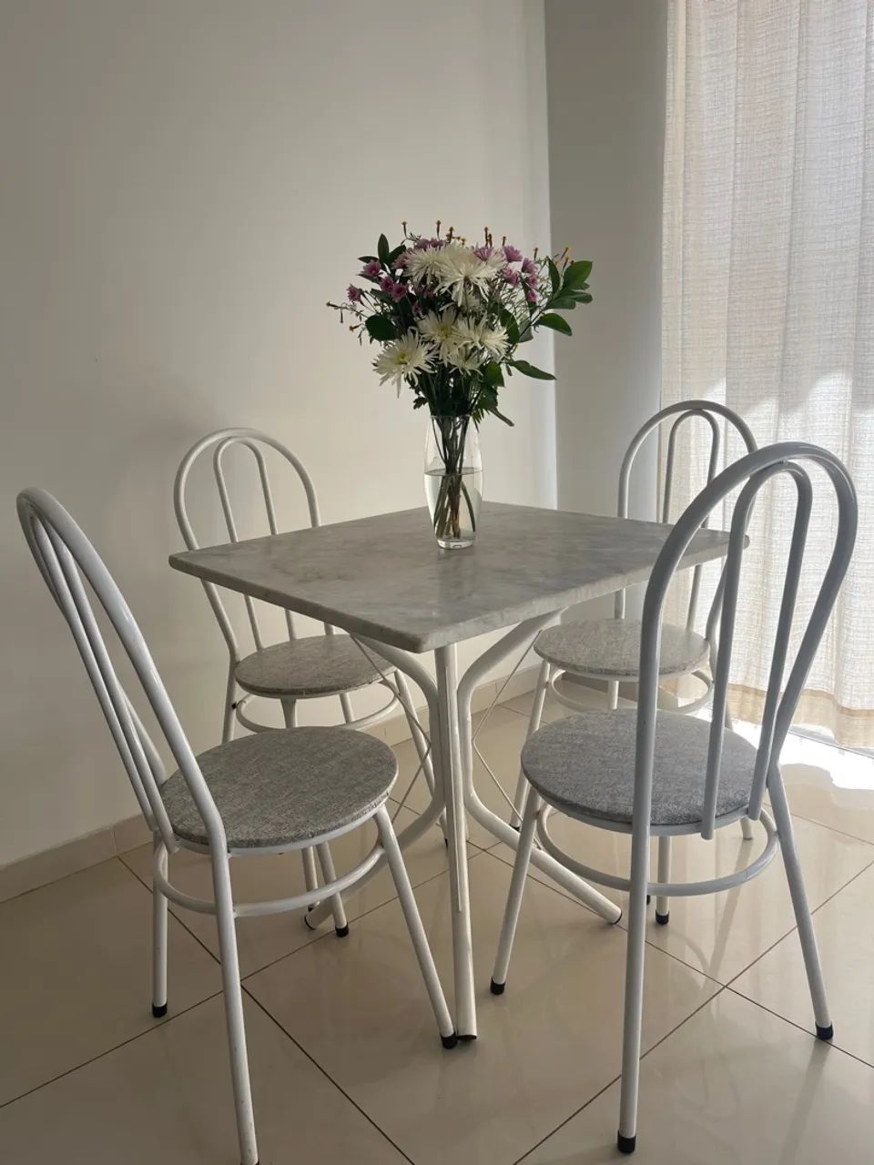 Conjunto de Mesa e Cadeiras 4 lugares