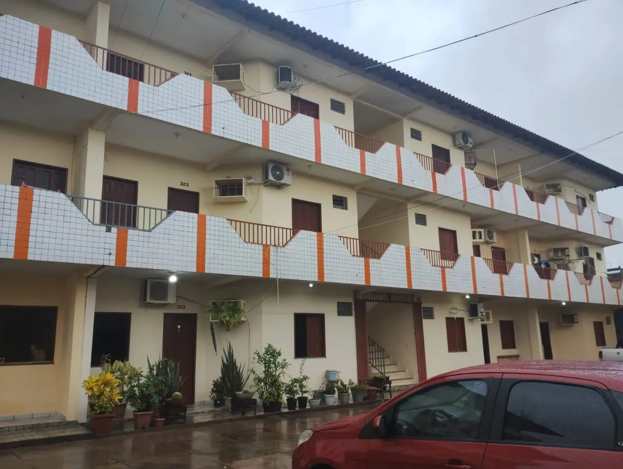 Apto p/ Locação 2/4 (1 Suíte) + 1 Vaga, 80m², PROX. FEIRA CANDILHA e GAZIN, Centro, Santar