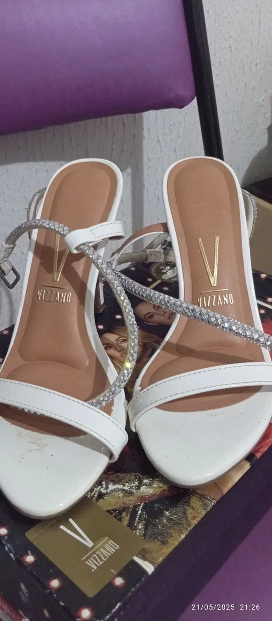 Sandália Vizzano Branca com Detalhes em Strass