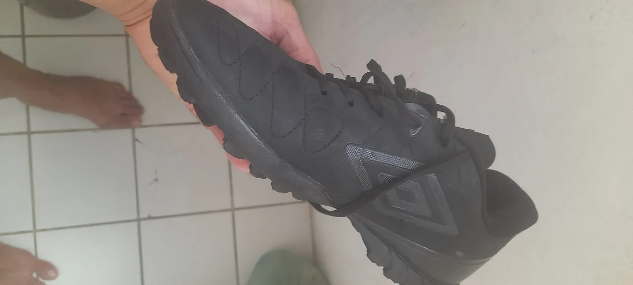 Tênis Esportivo Preto - Conforto e Estilo para Seus Treinos