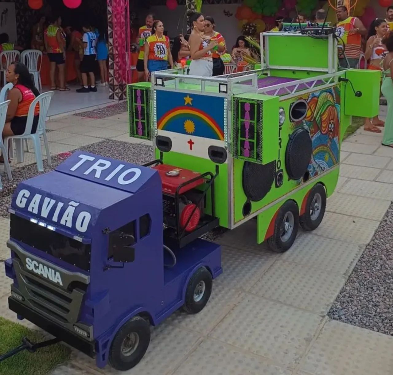 Mini Trio Elétrico Gaviao - Perfeito para Festas e eventos!