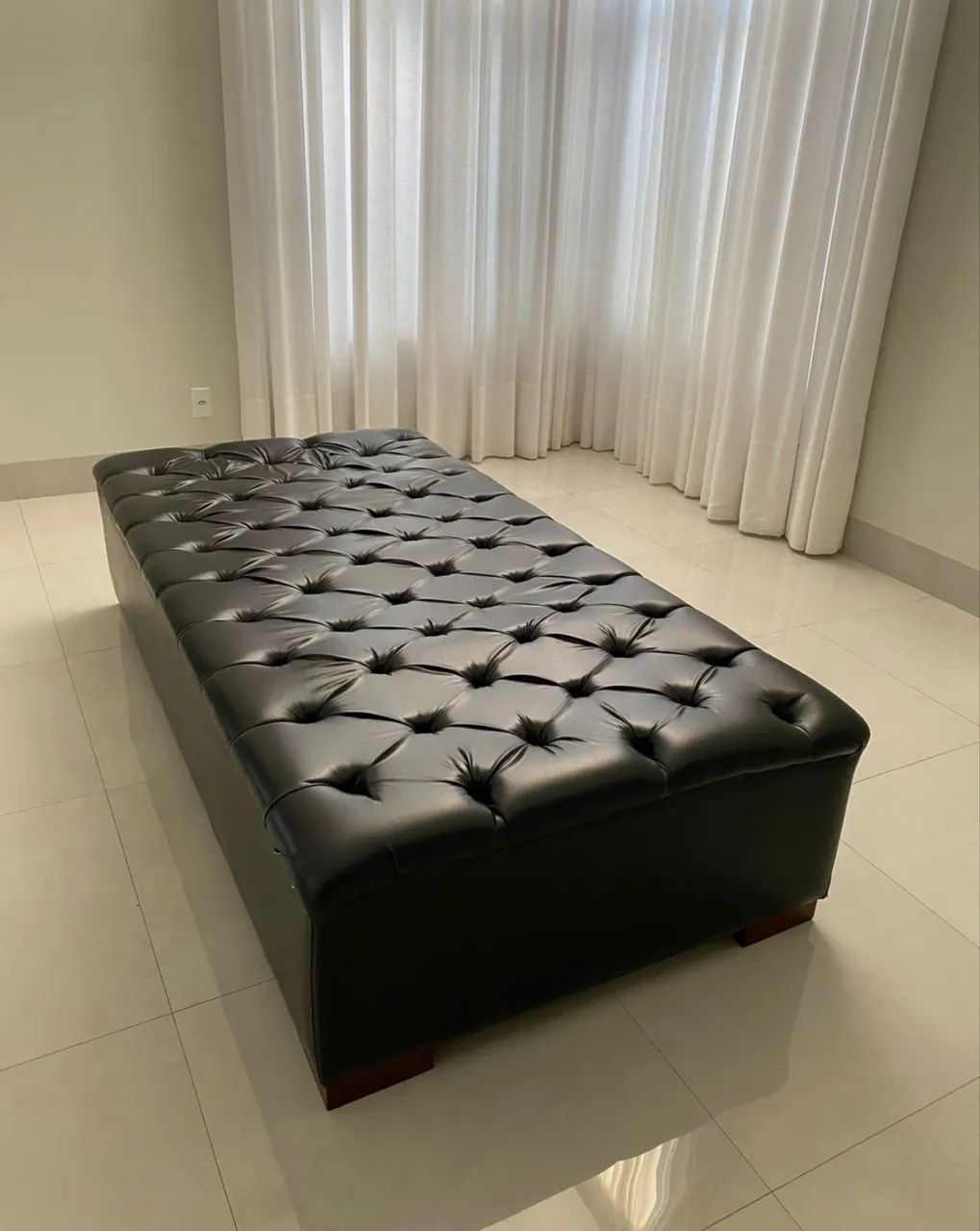 Puff Gigante Capitonê 3x1,5m em Courino Preto - Excelente Estado - Foto 2