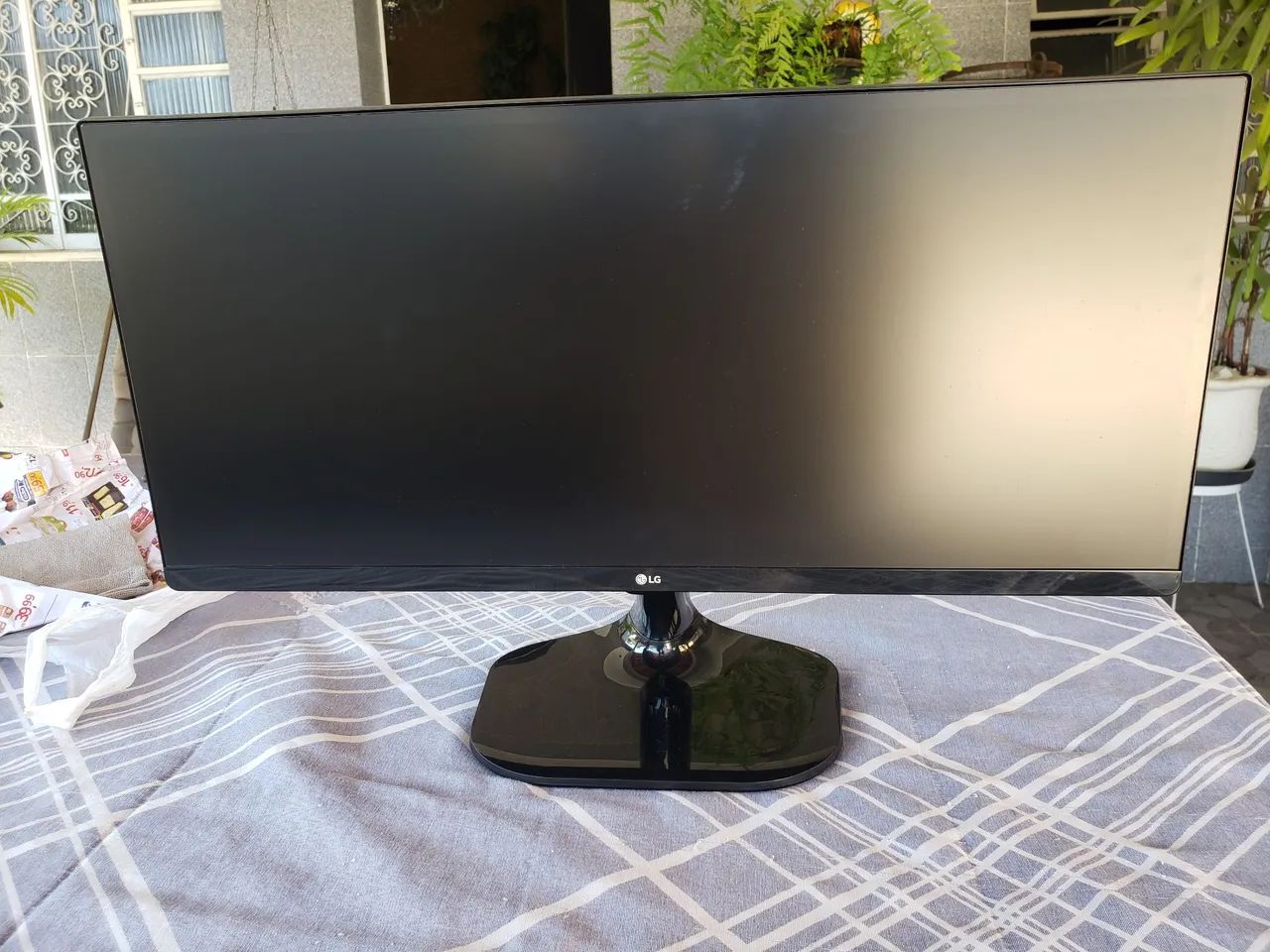 Monitor LG 25um58g - Tela quebrada - Foto 2