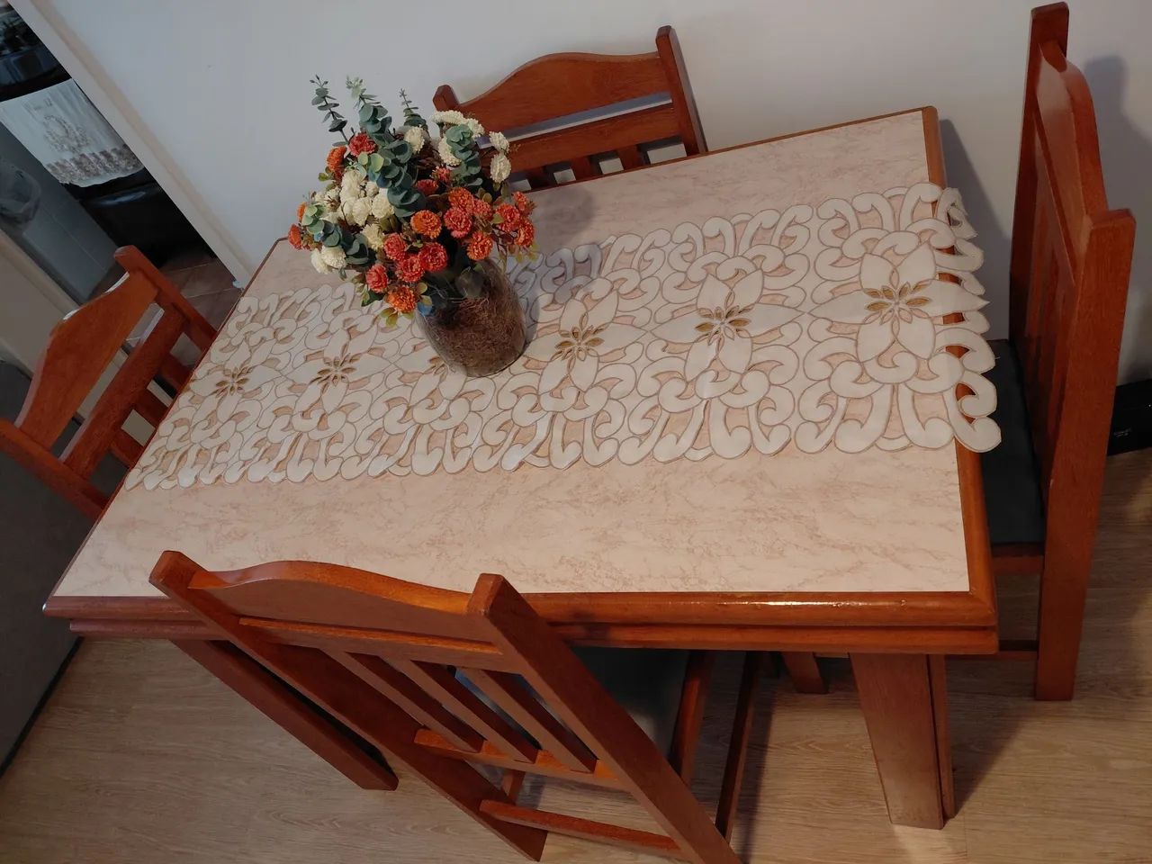 Mesa com 4 cadeiras  - Foto 2