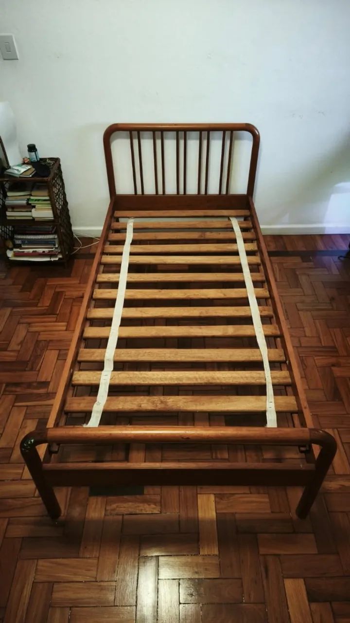 Cama de solteiro de madeira
