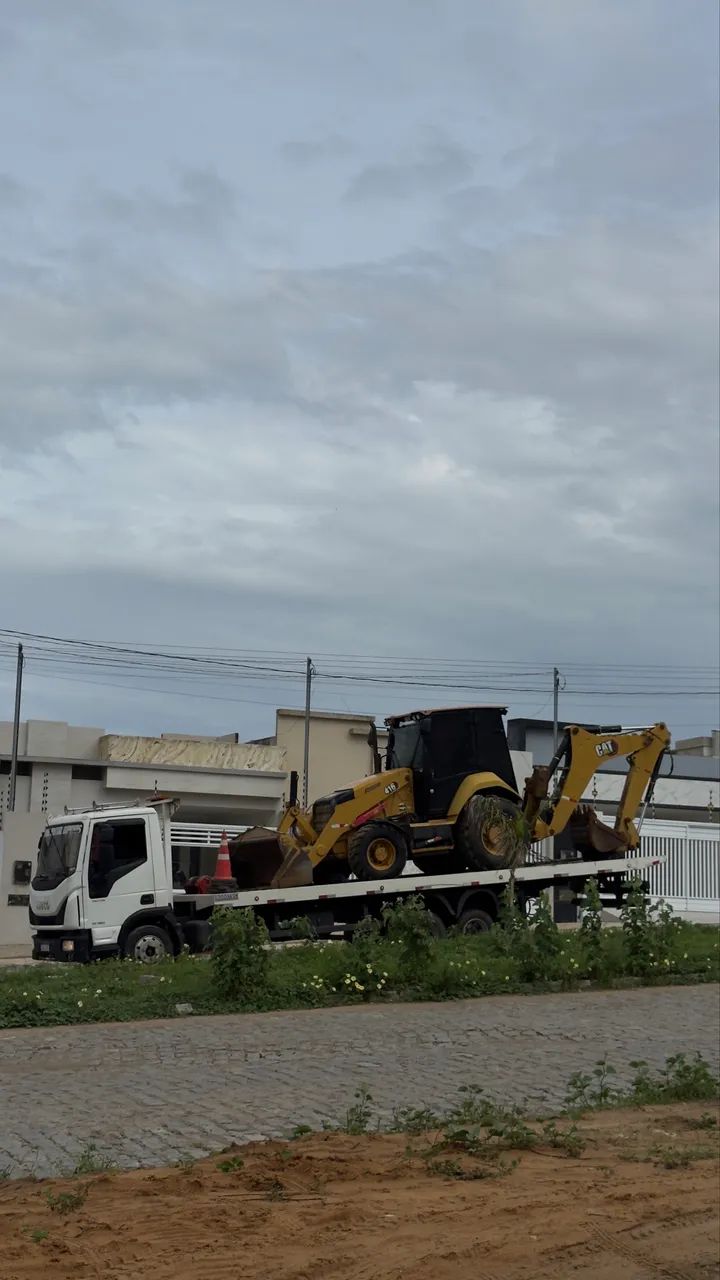 Retroescavadeira Cat 2021 troco em caçamba 