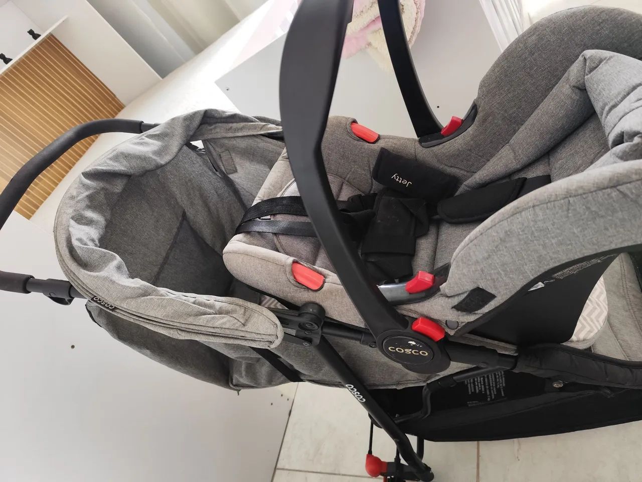 Carrinho com bebê conforto cosco - Foto 2