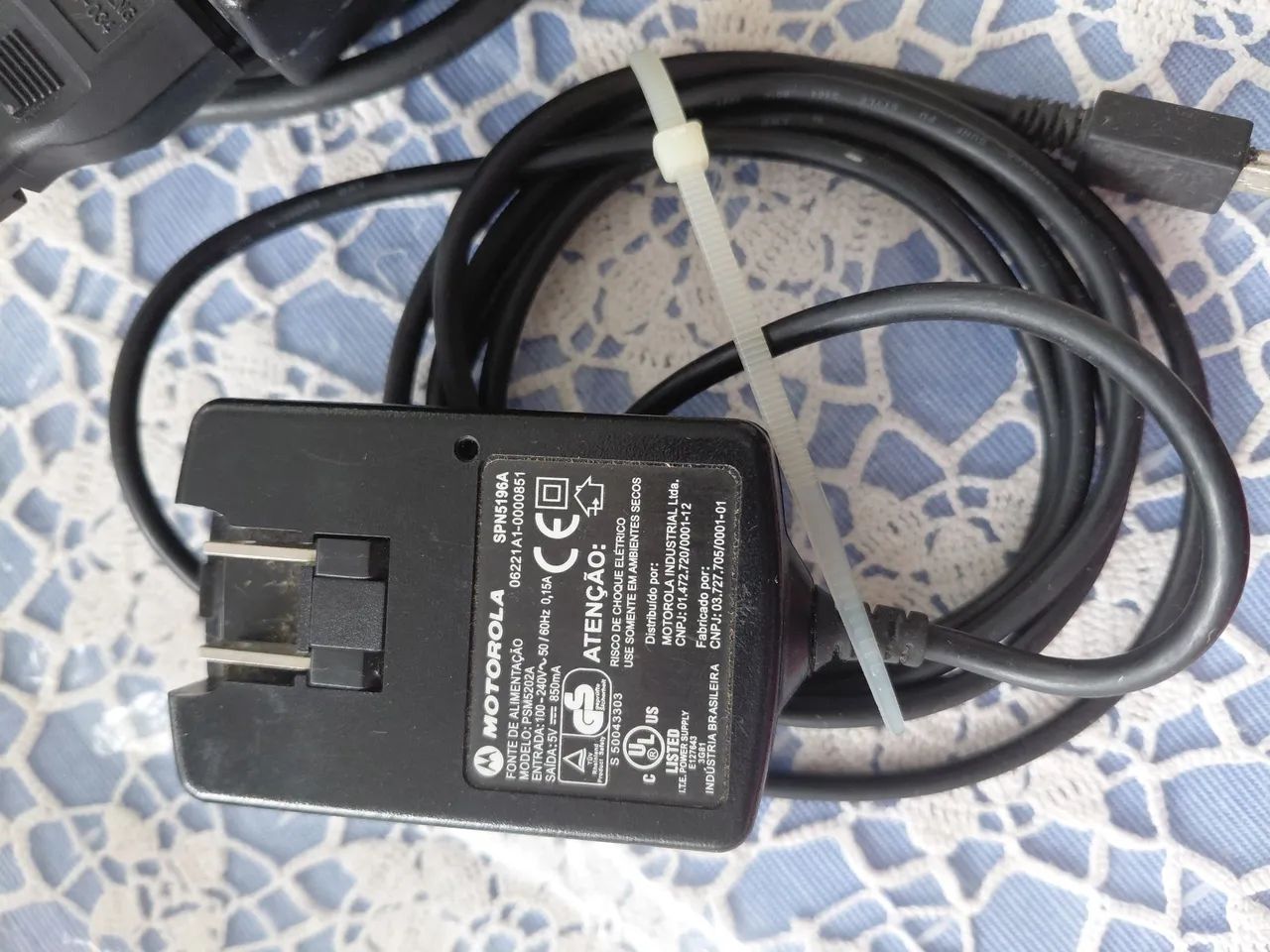 Carregador de celular Motorola antigo. - Foto 2