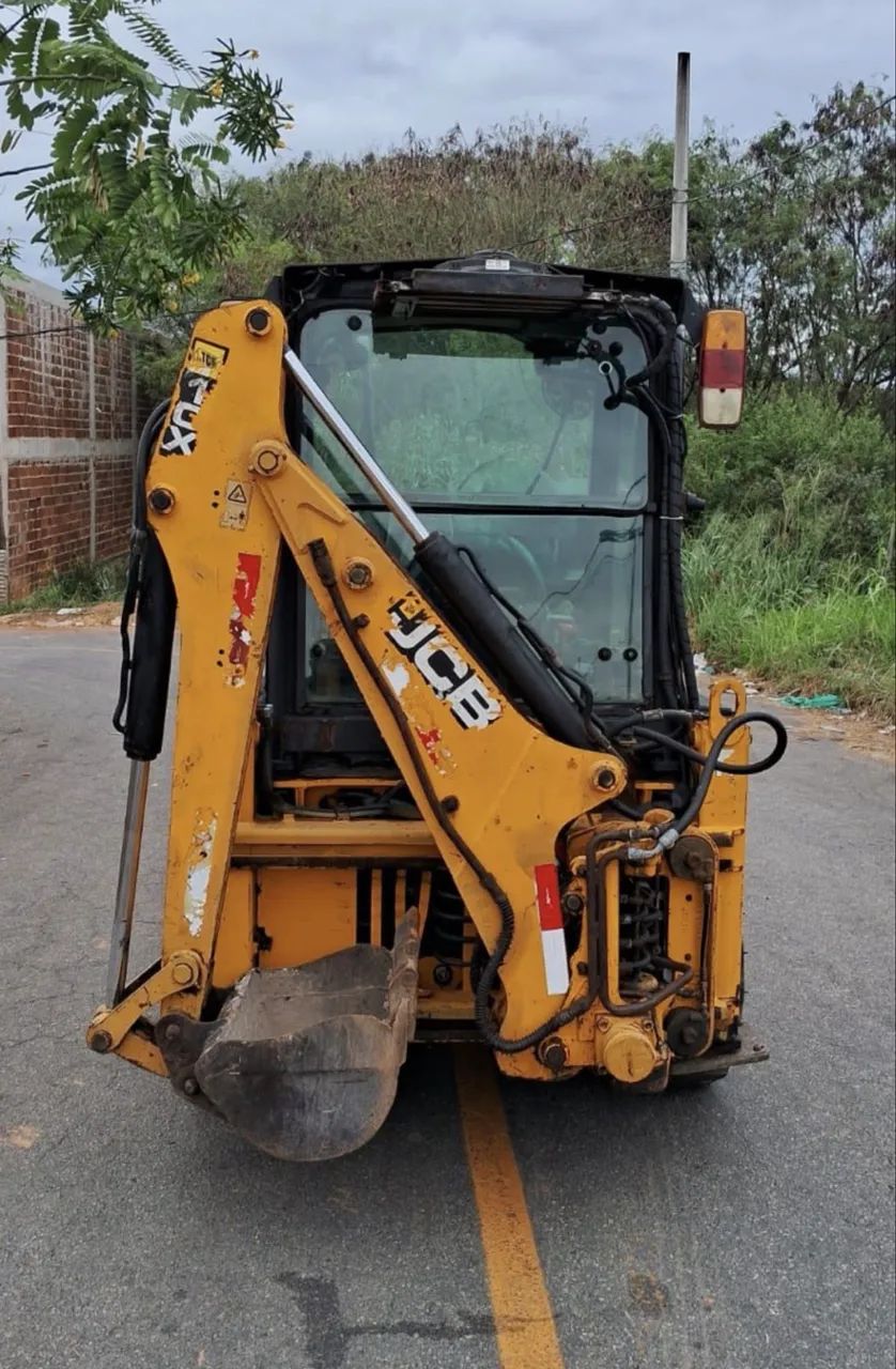 Mini Retroescavadeira JCB 1CX ano 2014 com 7.900 horas, ar condicionado, em MG
