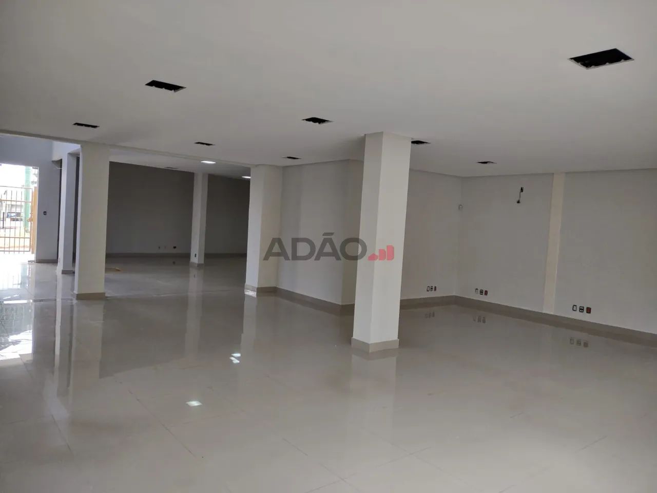 GALPÃO COMERCIAL ESPAÇOSO COM SETOR DE ARMAZENAGEM - Foto 2