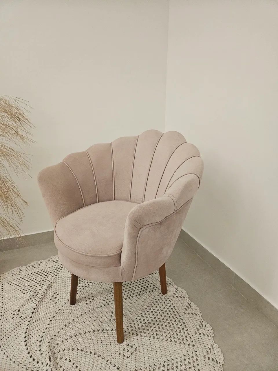 Poltrona Decorativa Pétala Veludo Sala De Estar Recepção e Quarto Pés Palito Rosé