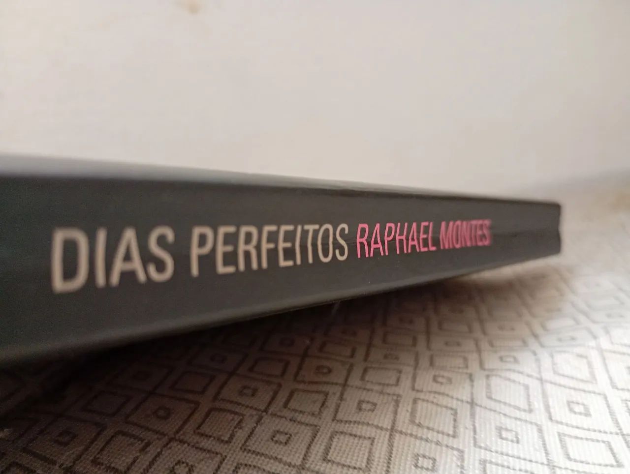 Livro: Dias perfeitos por Raphael Montes - Foto 3