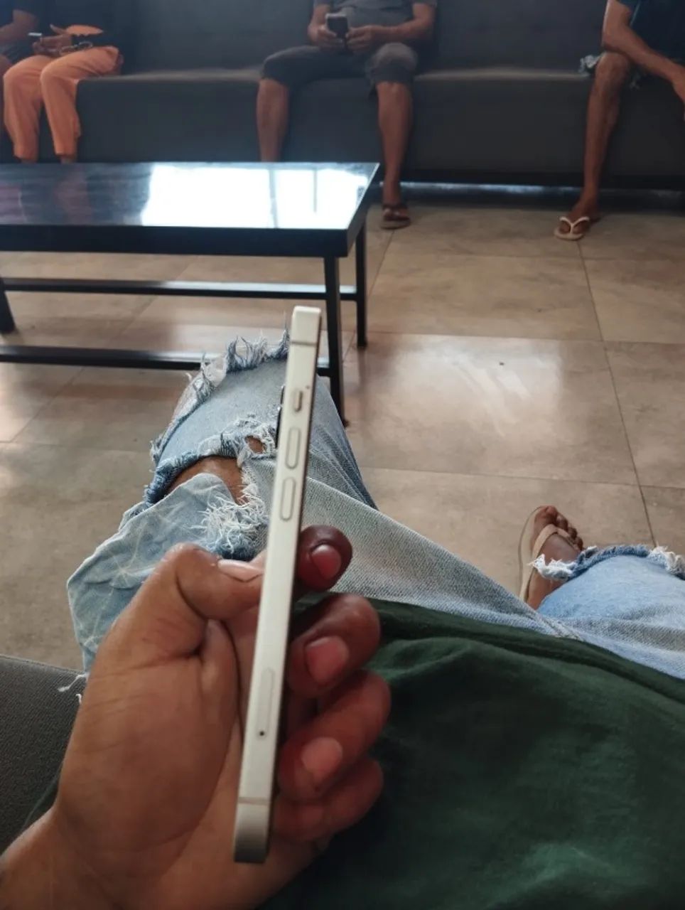 Vendo iphone 13,128g e bateria em 84% com caixa - Foto 2