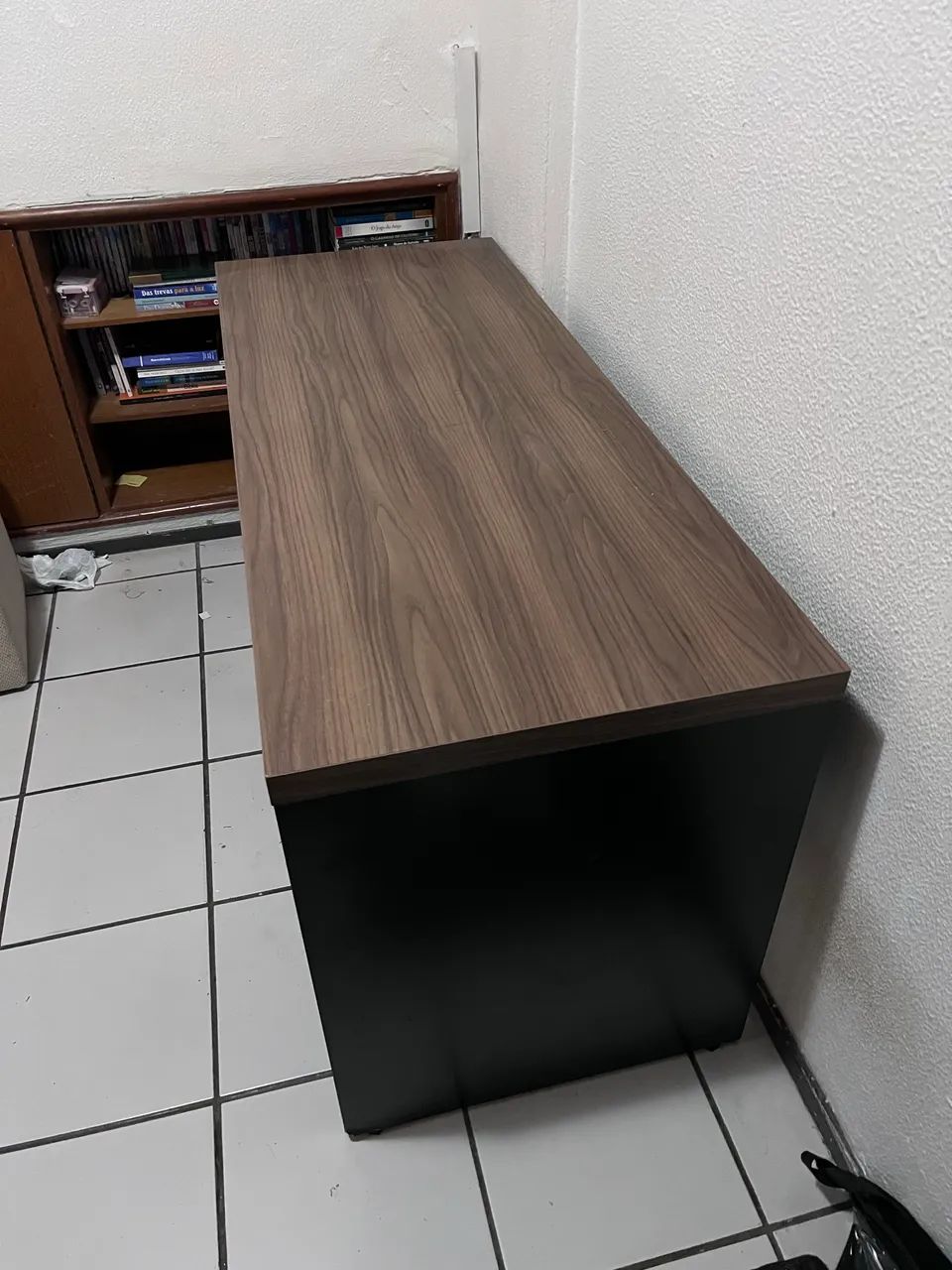 Mesa escrivaninha com gavetas - Foto 4