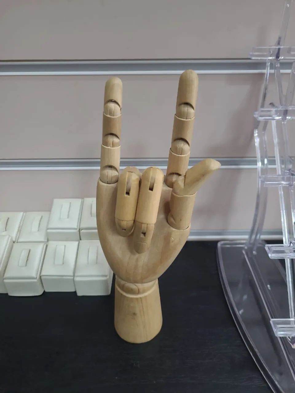 Mão articulada, expositor de aneis.