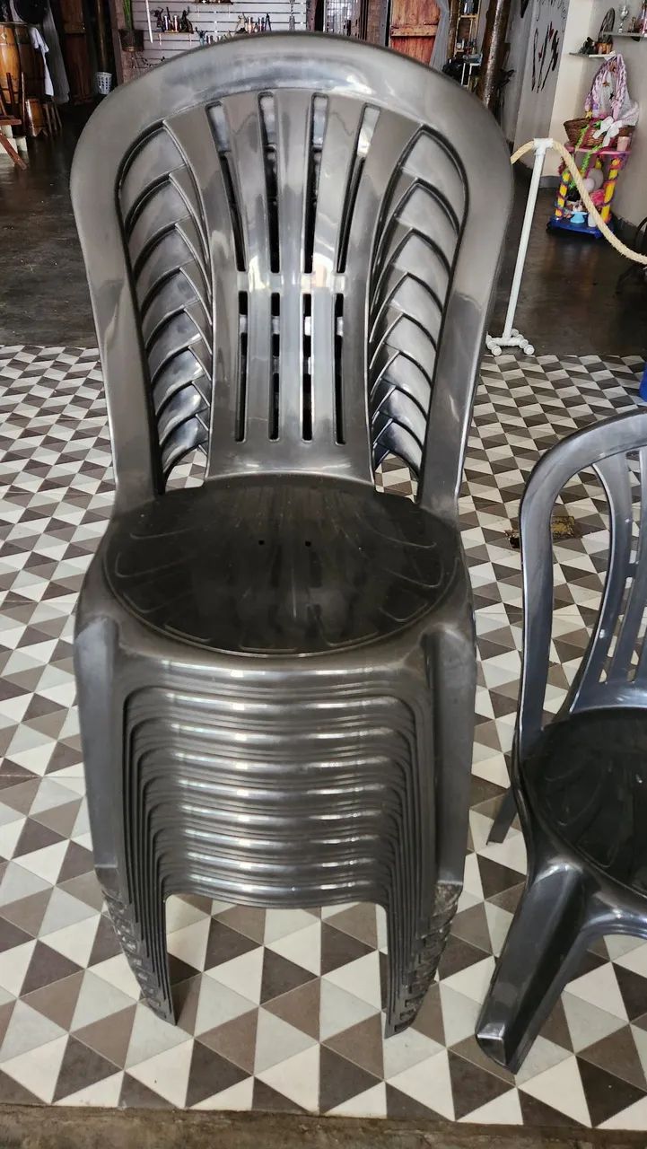 Lote de Cadeiras Plásticas  - Foto 2