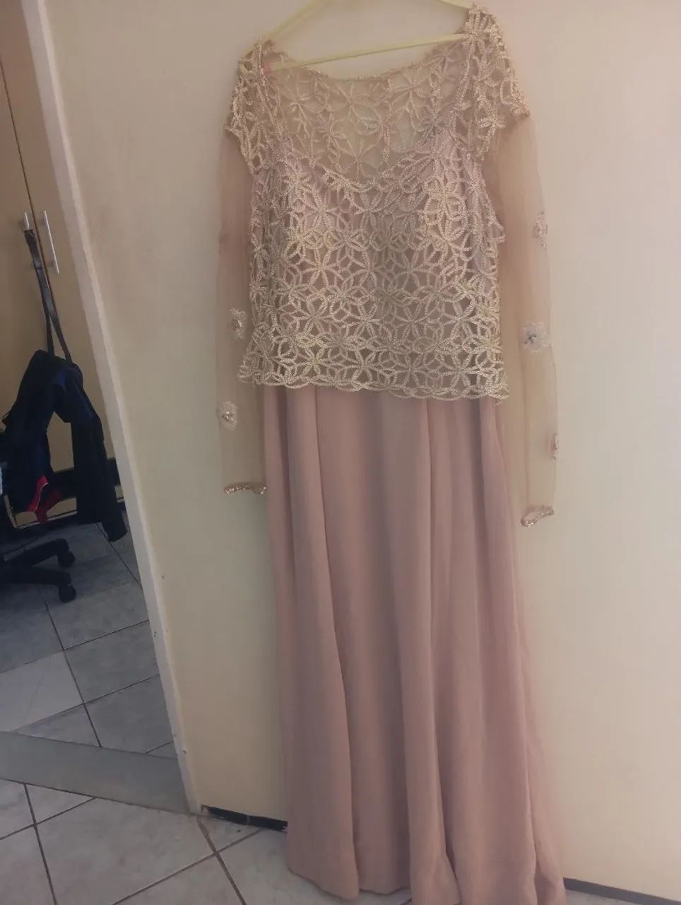 Vestido de festa bege com dourado