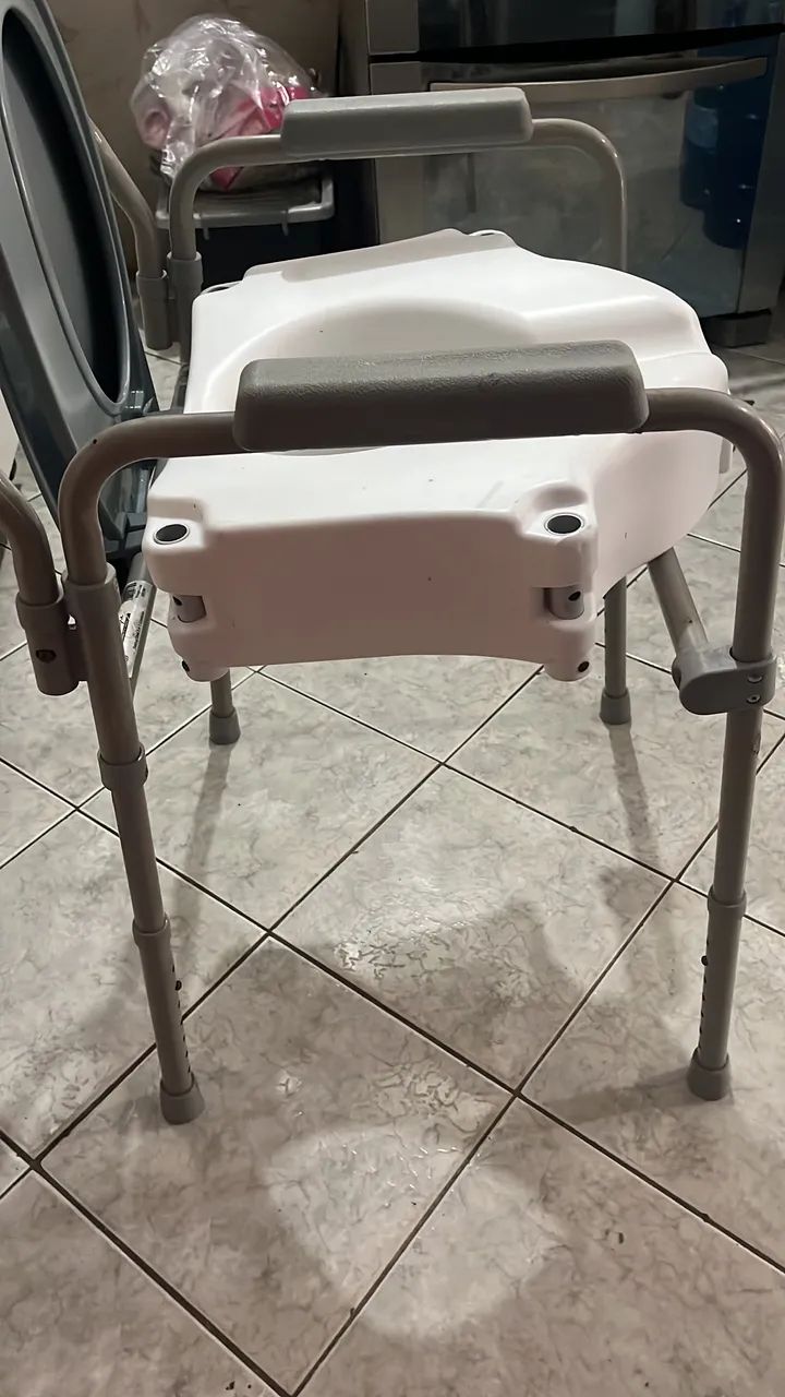 Cadeira hospitalar para banho e higiene pessoal só 220 faço entrega grátis chama * - Foto 4