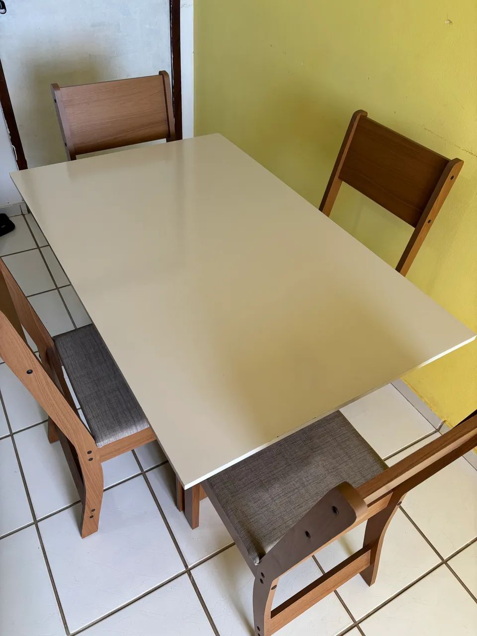 Mesa com quatro cadeiras  - Foto 4