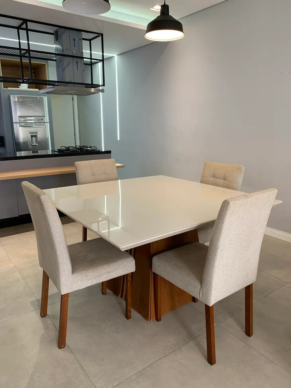 Mesa de jantar 4 lugares (negócio o valor )