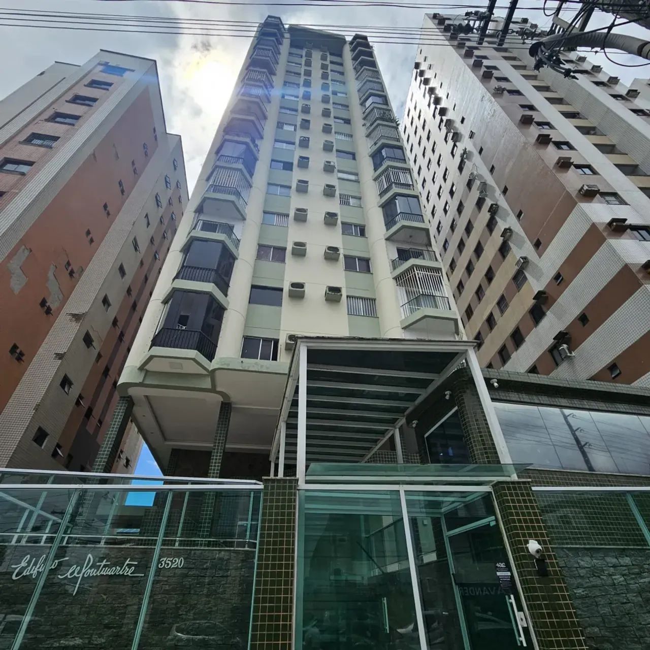ALUGO APTO COM 3 QUARTOS SENDO 2 SUITES NO ED. MONTEMARTRE