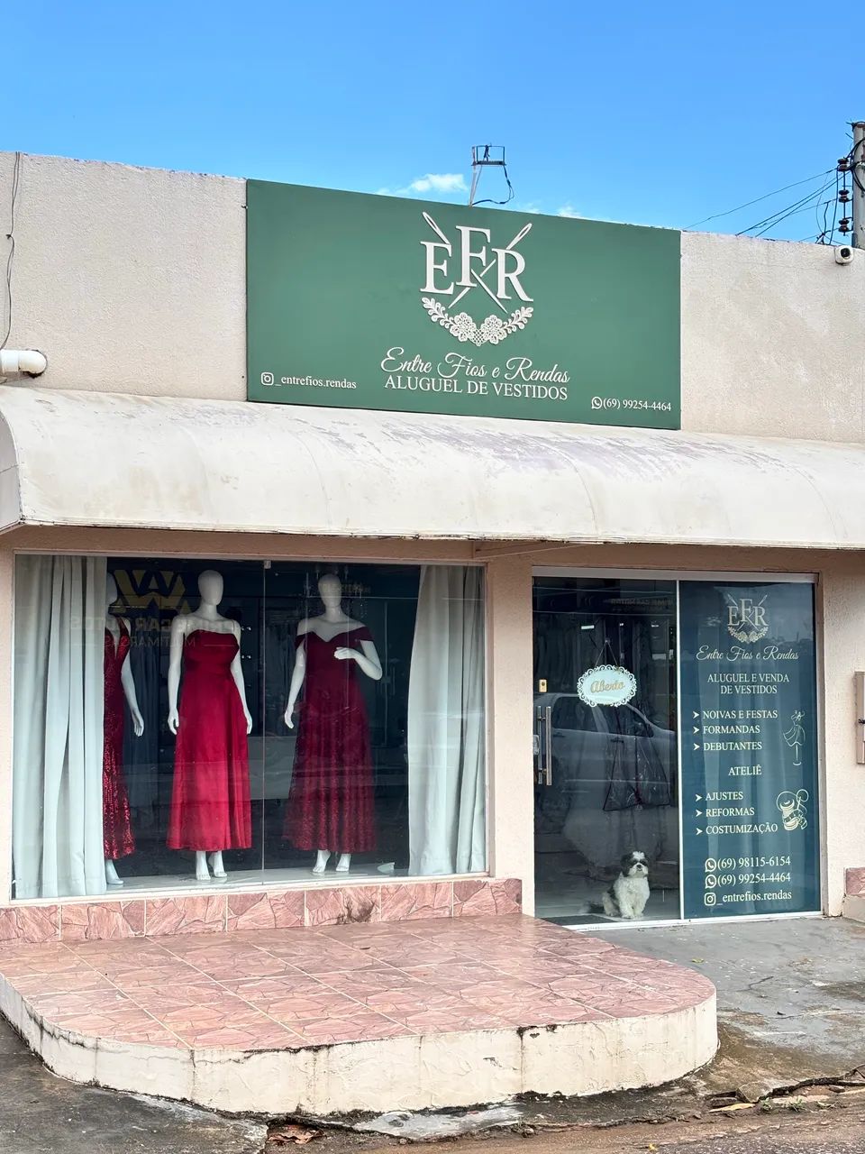 Vendo Uma Loja de Vestidos Completa