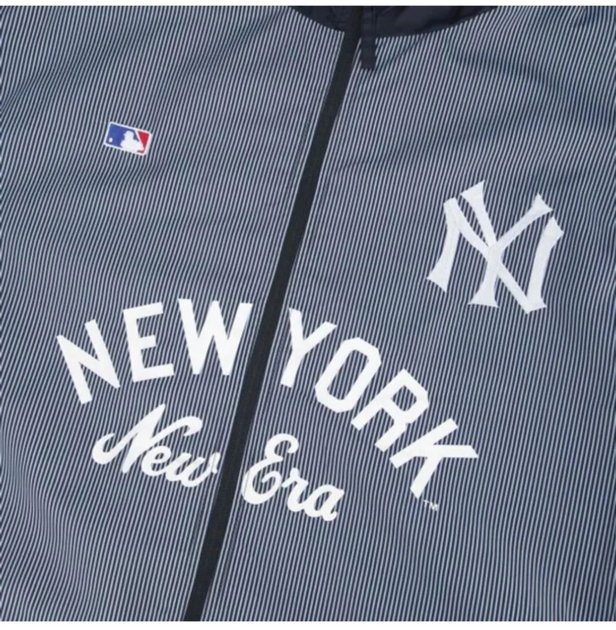 JAQUETA NEW ERA LOGO HISTORY NEYYANCO PLUS SIZE  - Foto 3
