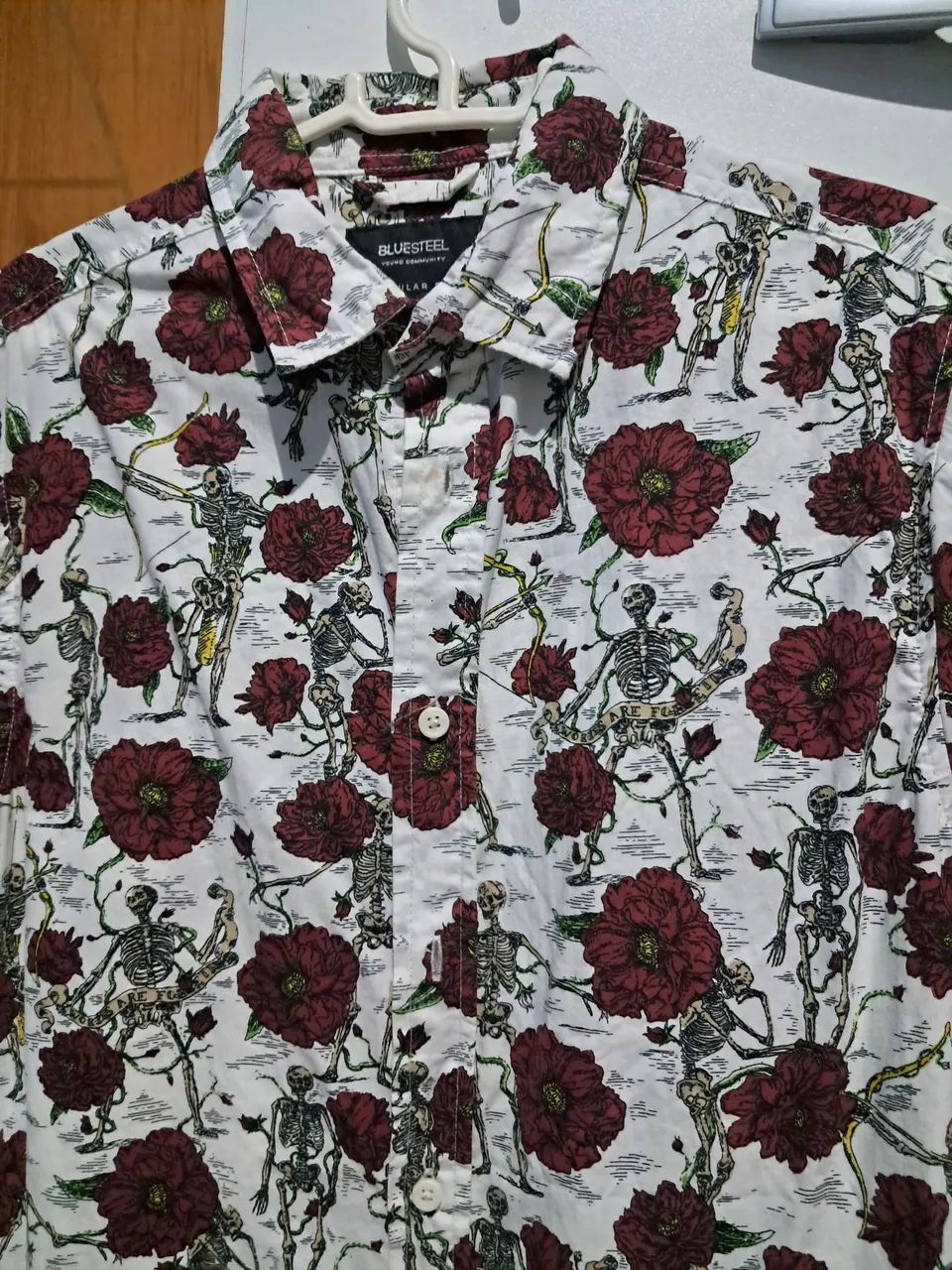 Camisa Social Estampada Flores e Caveiras - Foto 2