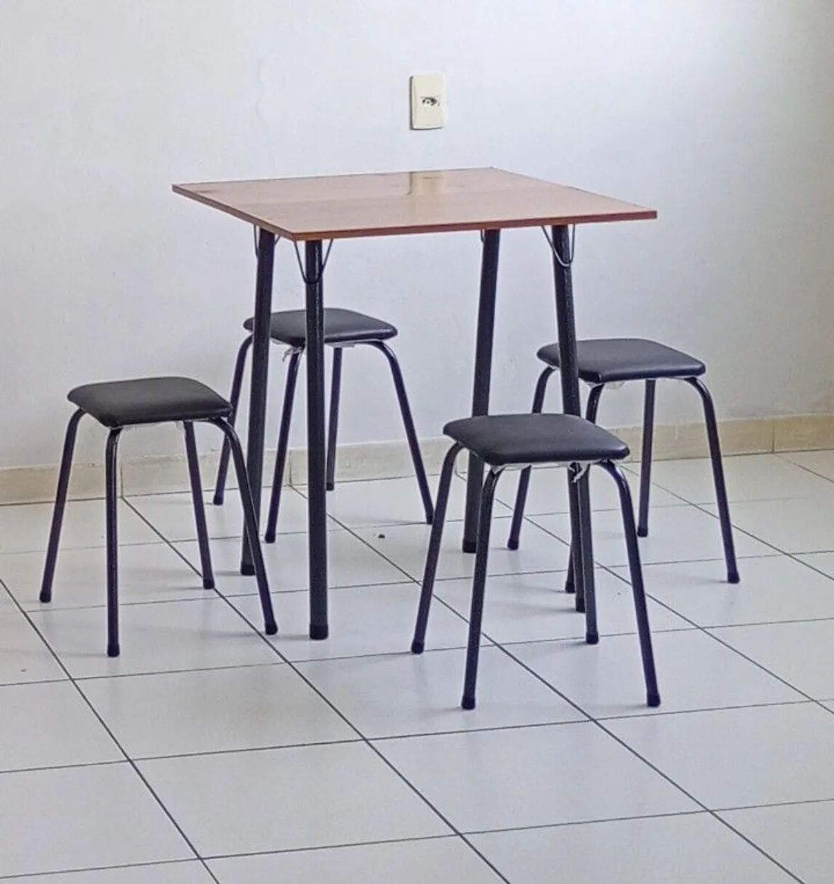 Mesa - 4 cadeiras.