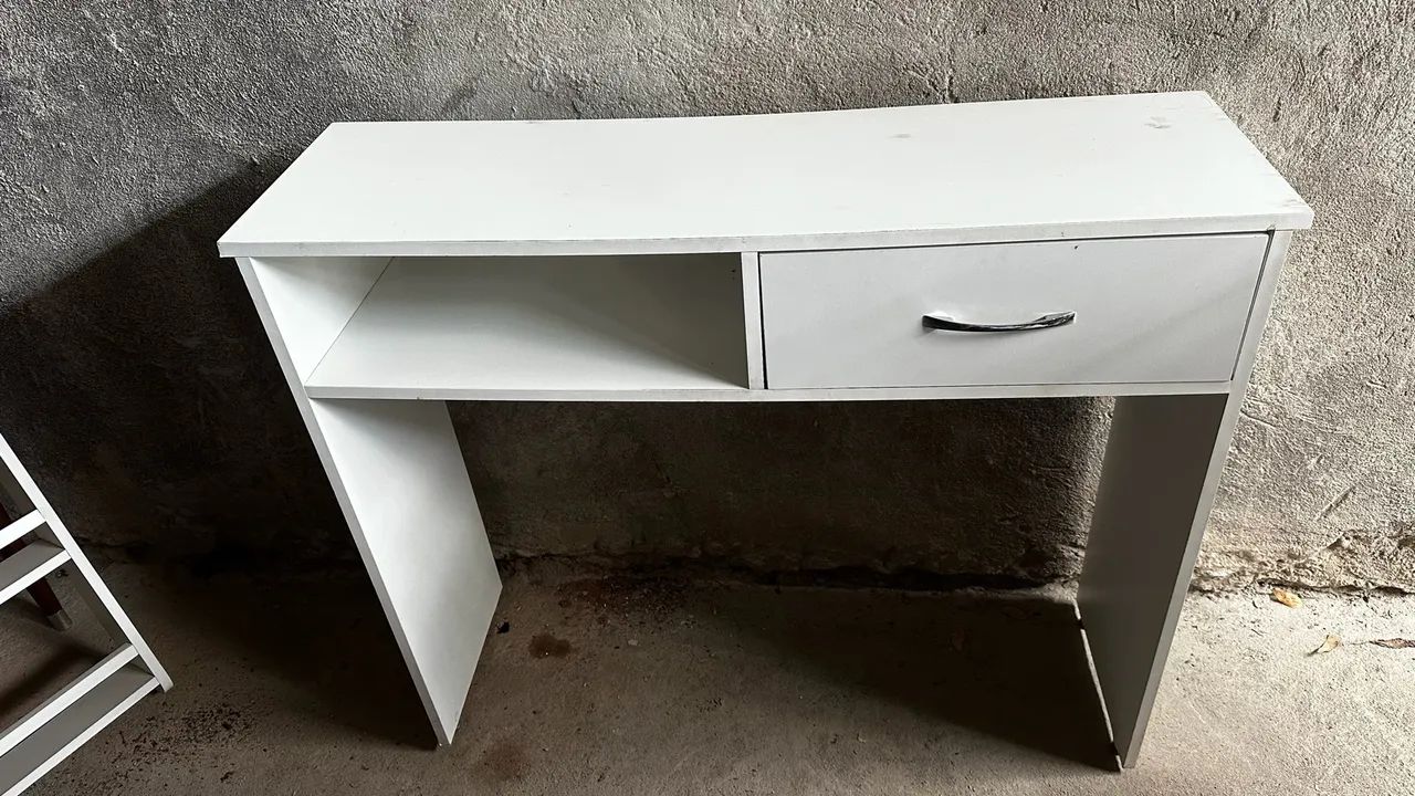 Mesa mdf, SEM AVARIAS, penteadeira, manicure etc  - Foto 4
