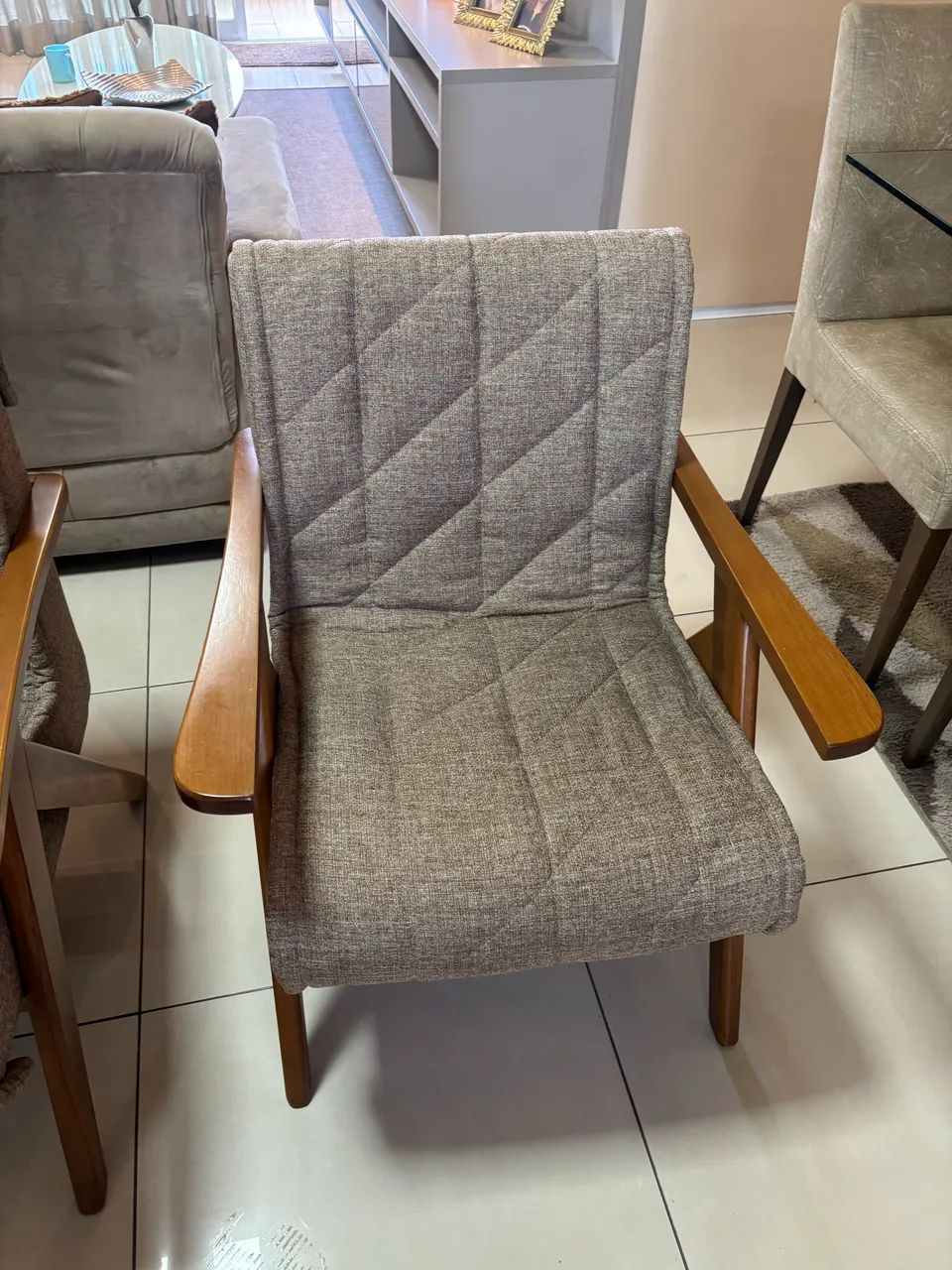 Par de Poltronas/Cadeiras Estofadas em Madeira - Perfeito Estado - Foto 4
