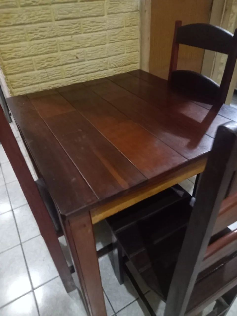 Mesa e cadeiras
