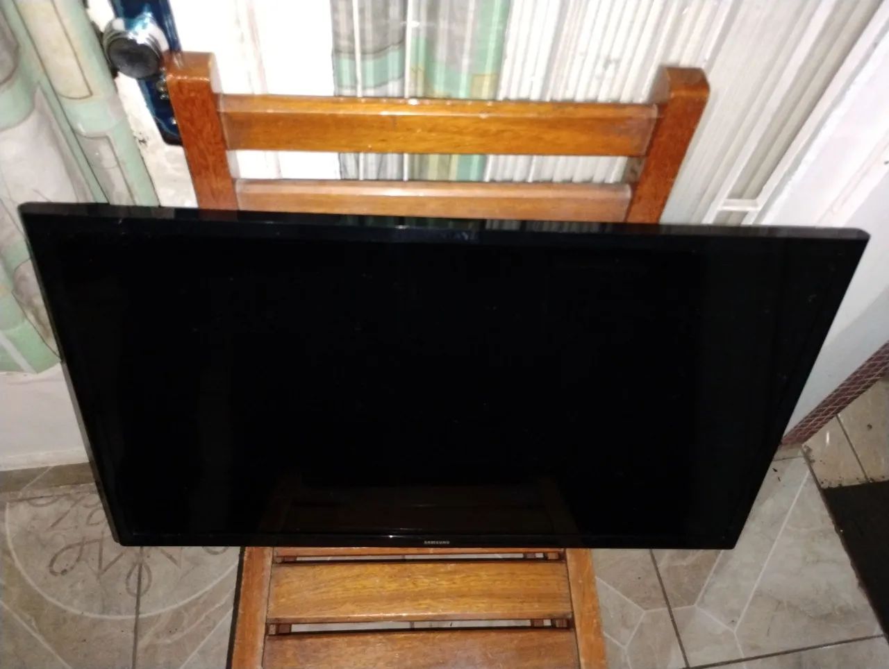 TV LED SMart Samsung 32 Polegadas Modelo UNJ4300AG defeito Tela trincada  - Foto 4