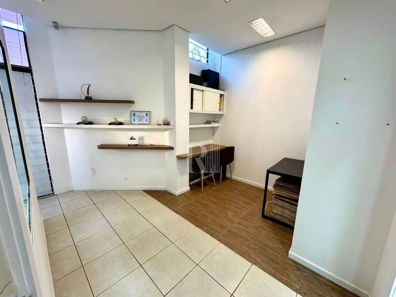 Sala para locação MOBILIADA próximo ao cartório e comércios, Centro, Tijucas. - Foto 2
