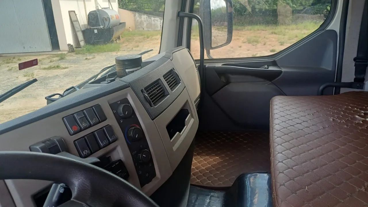 Volvo 330 8×2  - Foto 5