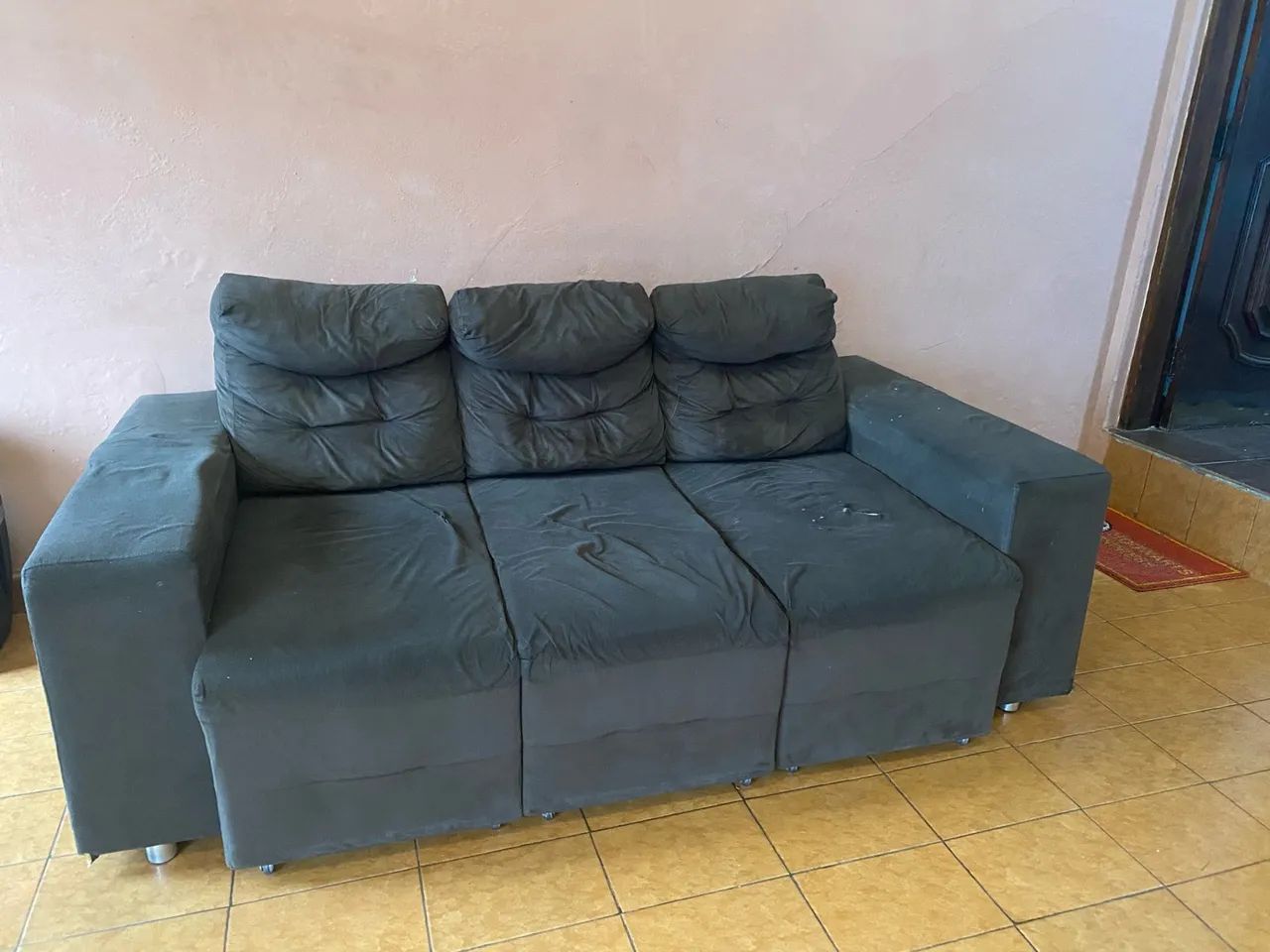 Sofá 3 lugares retrátil em suede marrom - Foto 2