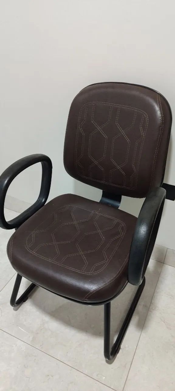 Cadeira de Escritório Diretor Fixa Marrom (Muito Conservada) - Foto 3
