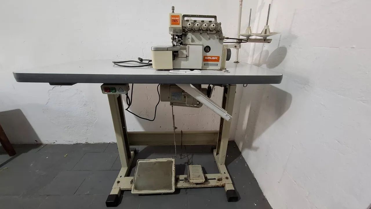 Máquina overlock Siruba