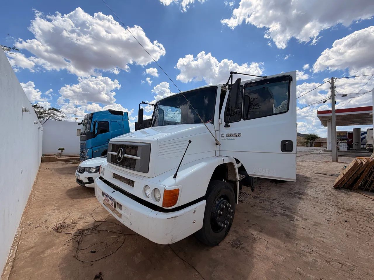 Caminhão MB 1620 caçamba basculante 