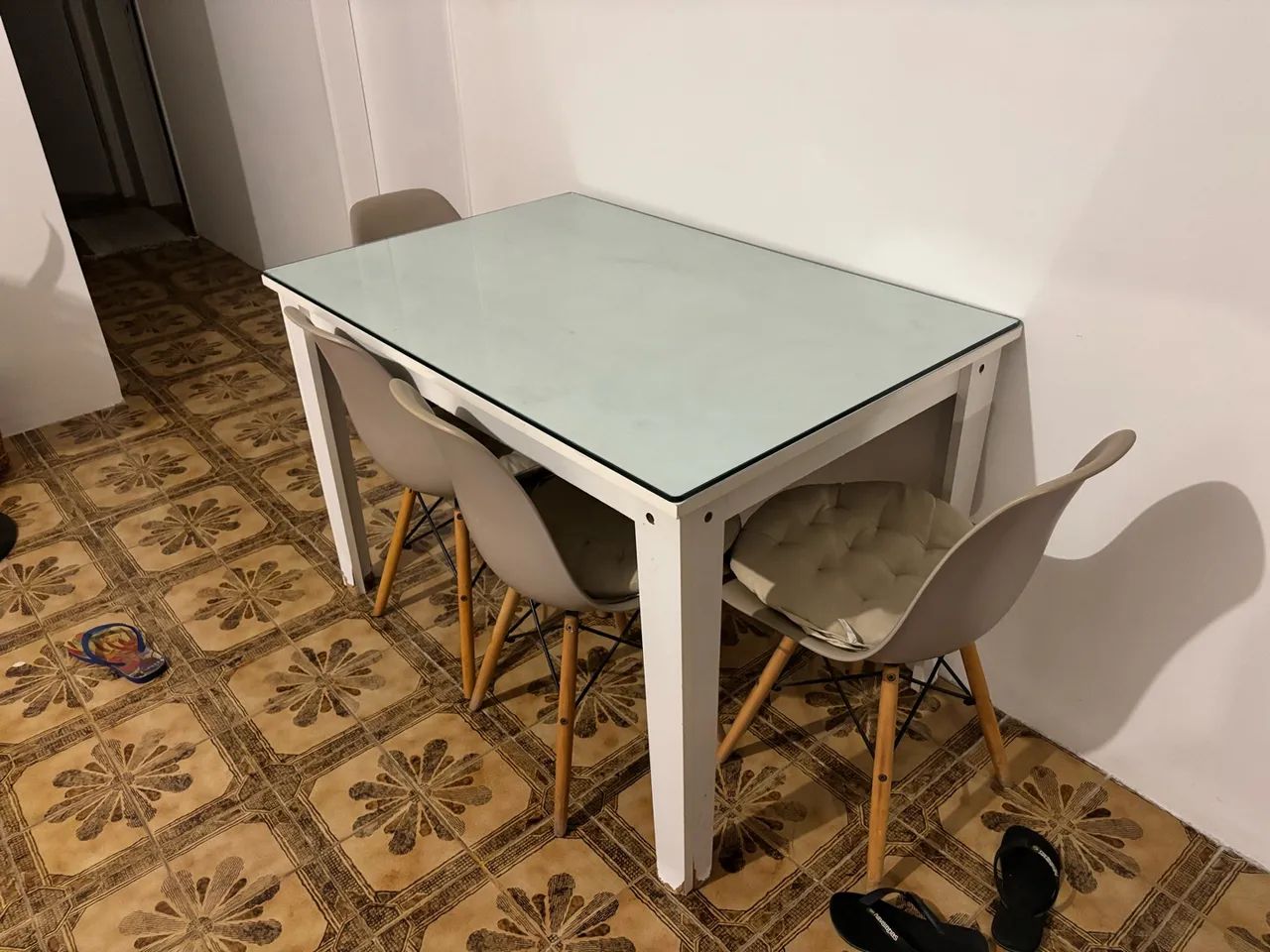 Mesa de Jantar com Tampo de Vidro