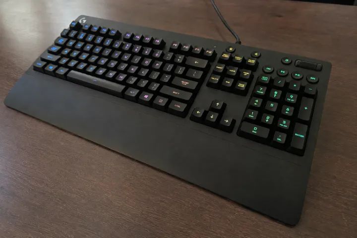 Teclado Logitech G213