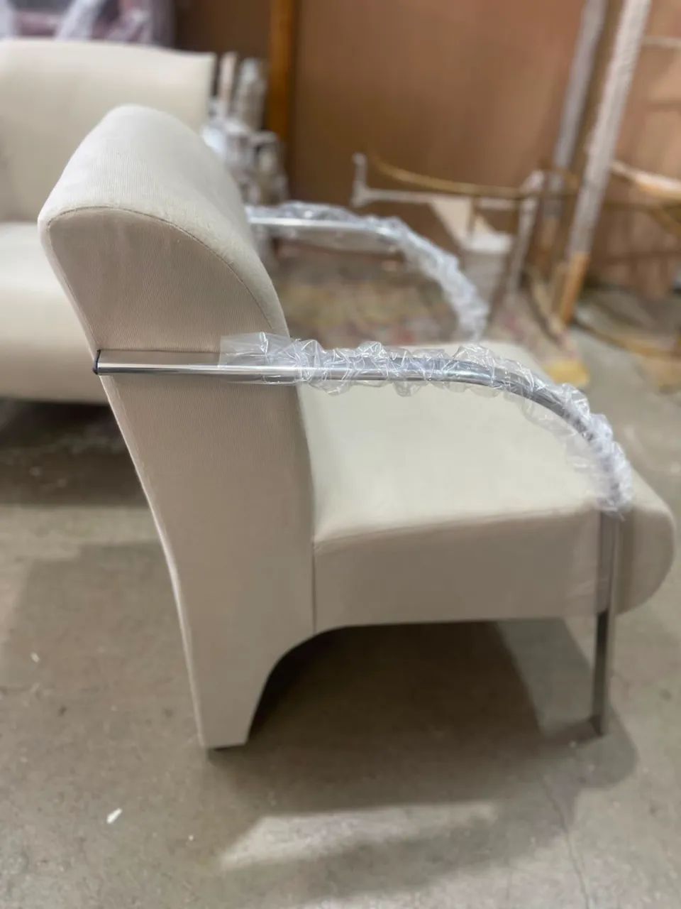 POLTRONAS EM SUEDE BRAÇOS DE ALUMÍNIO  - Foto 3